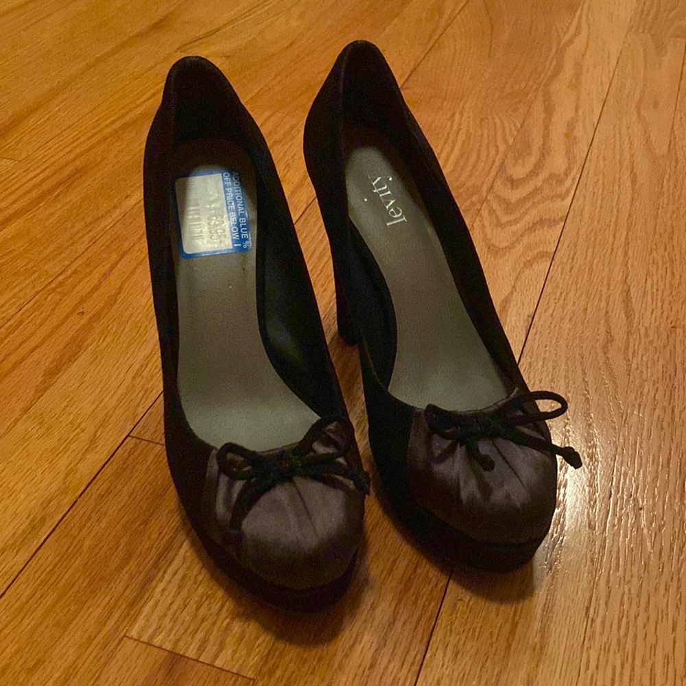 Black pumps with bow at toe